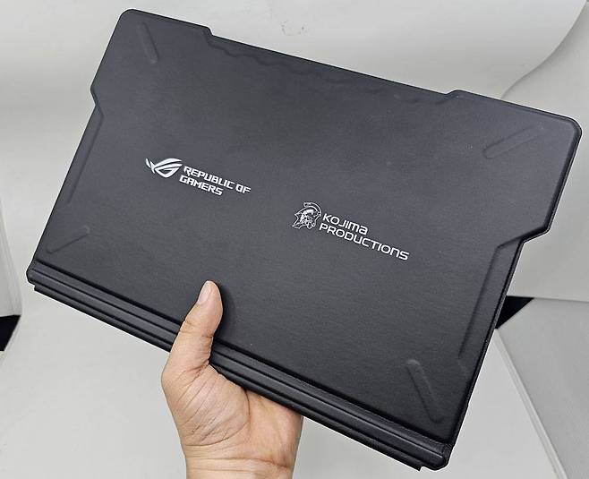 커버 키보드에는 ROG와 코지마 프로덕션의 로고가 새겨져있다 / 출처=IT동아