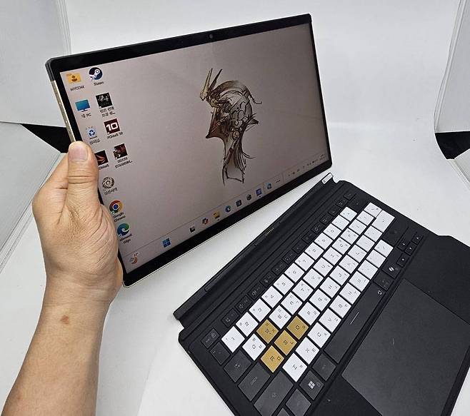 본체에서 분리 가능한 자석식 키보드와 킥스탠드 구조 / 출처=IT동아