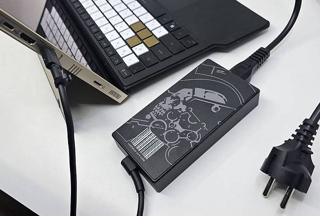 코지마 프로덕션 디자인이 가미된 200W 전원 어댑터 / 출처=IT동아