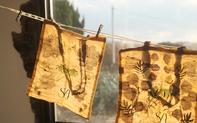 식물과 자연 소재를 활용한 기록 작업. 머무는 시간 속에서 일상의 감각을 다시 채집하는 과정이 이어진다. (제주관광공사)