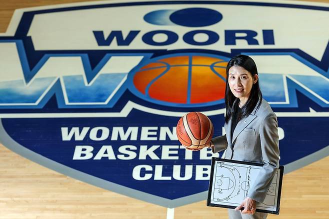 여자프로농구 명문 우리은행의 지휘봉을 잡은 전주원 신임 감독. 김성룡 기자