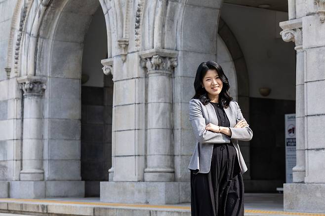 사법고시 최연소 합격자인 박지원씨는 국내 최대 로펌 김앤장을 8년 만에 그만뒀다. 누구나 부러워할만한 경력의 ‘엄친딸(엄마친구딸)’이지만 “내 아이들은 절대 나처럼 키우지 않겠다”고 했다. 장진영 기자