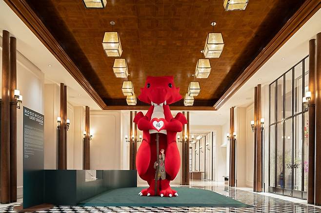 로즈우드 홍콩 로비에 전시된 '럭키 드래곤' 사진 로즈우드 홍콩