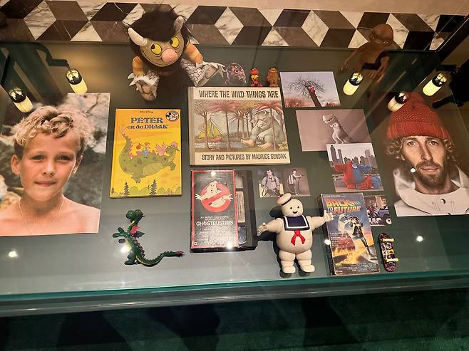 '럭키 드래곤' 옆에는 실제 프랭키 작가가 8살 때 가지고 놀았던 장난감이 전시돼 있다. 선희연 기자