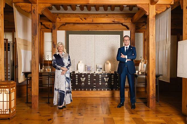 한국가구박물관에서 열린 프레드 창립 90주년 행사를 위해 한국을 찾은 발레리 사무엘 프레드 아티스틱 디렉터와 빈센트 레이네즈 프레드 글로벌 최고경영자. 이날 한국가구박물관은 프랑스 하이 주얼리가 한국의 전통 생활문화와 만나 어우러지는 조화의 공간이 됐다. 사진 정성룡(JF스튜디오)