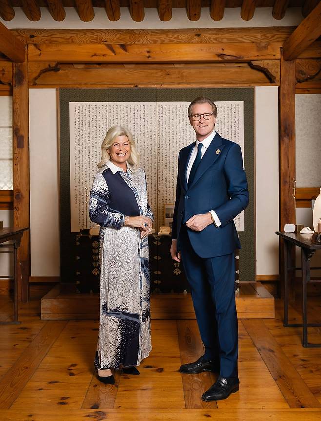 한옥의 아름다움에 감탄한 발레리 사무엘 아티스틱 디렉터(왼쪽)와 빈센트 레이네즈 글로벌 CEO가 활짝 웃으며 포즈를 취했다. 사진 정성룡(JF스튜디오)