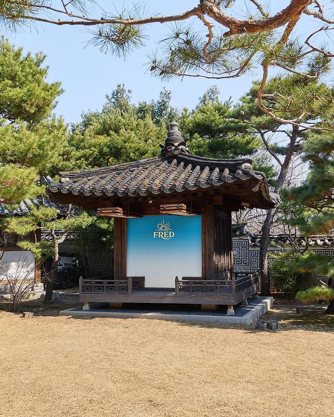 프레드의 창립 90주년 행사를 알리는 한국가구박물관 정원 정자. 사진 프레드