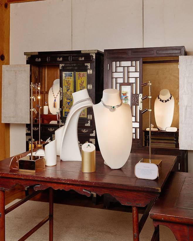 한국 전통가구와 함께 진열된 프레드의 헤리티지 작품들. 사진 프레드