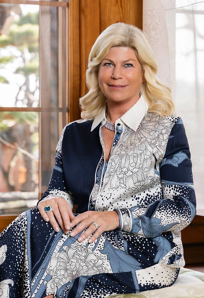 발레리 사무엘 아티스틱 디렉터가 헤리티지 작품인 솔레이 도르 네크리스와 빵 드 쉬크 르 링을 직접 착용했다. 사진 정성룡(JF스튜디오)