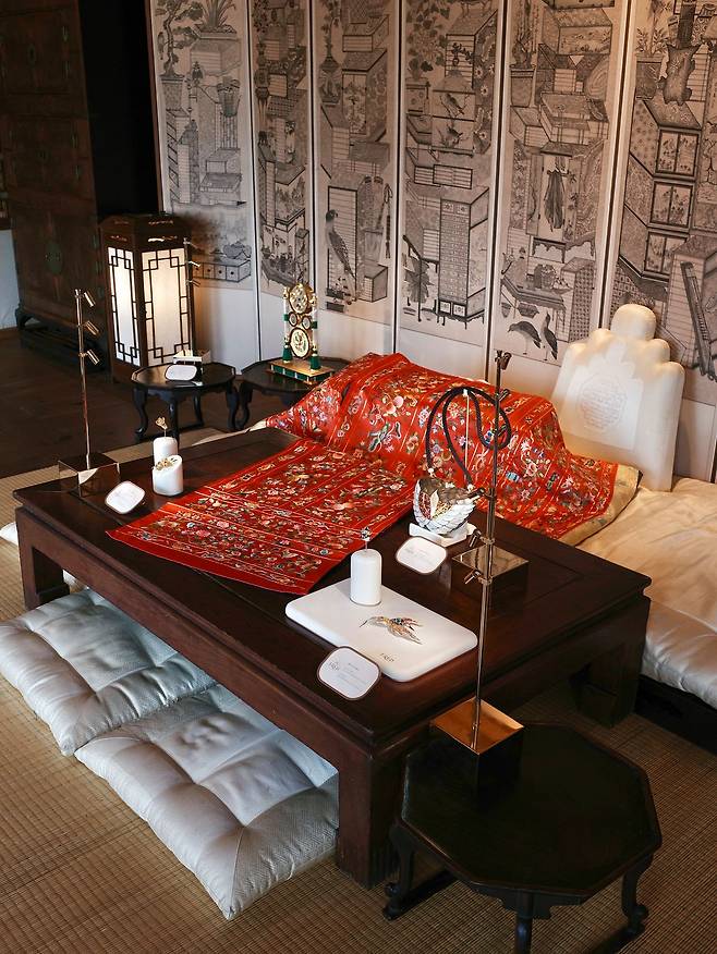 한국가구박물관의 공간 중 이날 처음 공개된 사대부 가옥에도 프레드의 헤리티지 작품들이 전시됐다. 사진 프레드