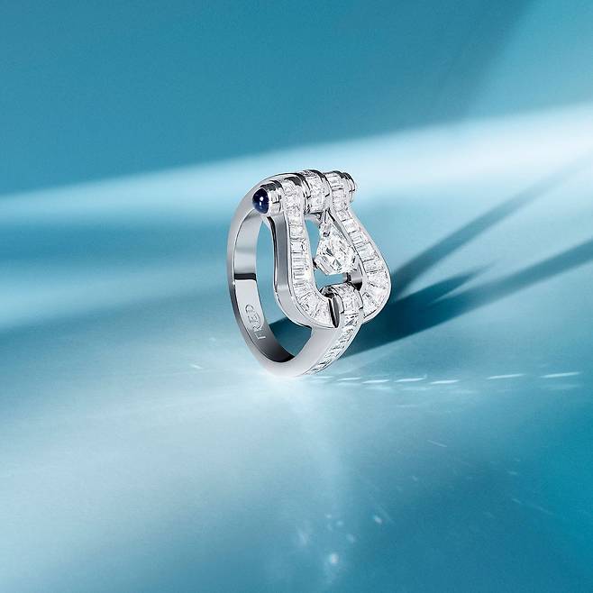 프레드 히어로 컷 다이아몬드를 버클 모티프 중앙에 세팅한 링. 사진 프레드