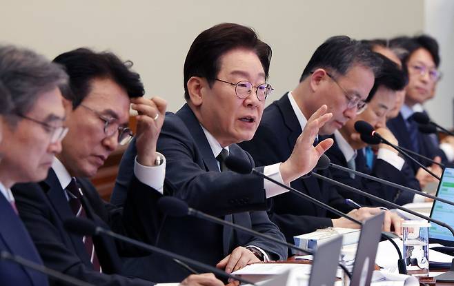 이재명 대통령이 14일 오전 청와대에서 열린 제16회 국무회의 겸 제5차 비상경제점검회의를 주재하고 있다. 청와대사진기자단