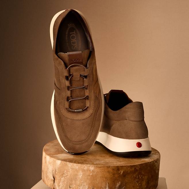 레드 닷 스니커즈는 신발 뒷부분에 고미노 슈즈의 페블 장식에서 착안한 붉은색 페블 장식이 올라갔다. 사진 토즈