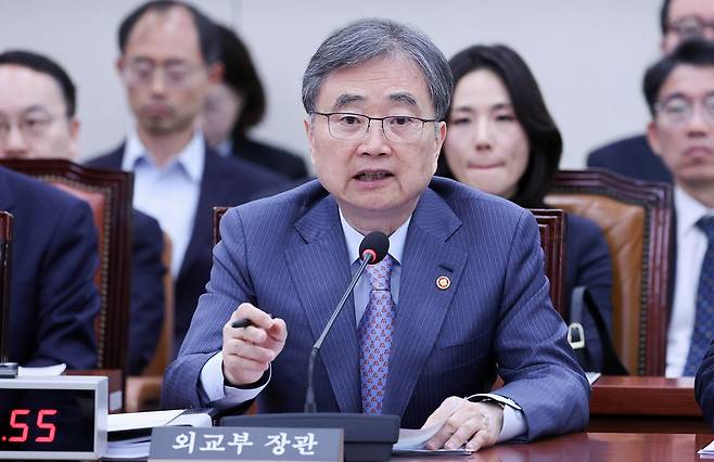 조현 외교부 장관이 지난 15일 국회에서 열린 외교통일위원회 전체회의에서 의원들의 질의에 답하고 있다. 임현동 기자.