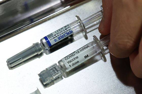 지난해 10월 29일 서울 시내 한 이비인후과 의원에 코로나19 백신과 독감 백신이 놓여있다. 뉴시스