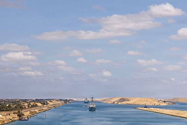 지난달 5일(현지시간) 홍해 수에즈운하를 통과하는 미 해군 이지스 구축함 USS 베인브리지. 이란은 25일 홍해까지 봉쇄하겠다고 위협했다. 홍해 바브엘만데브해협은 전 세계 해상 원유 교역량의 약 12%를 차지한다. [AFP=연합뉴스]