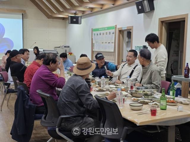 ▲ 김진태 강원특별자치도지사가 16일 원주시 신림면 용암3리 연봉정마을 마을회관에서 주민들과 대화를 나누고 있다. 김진태 캠프 제공.