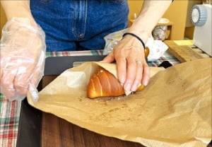 16일 경기의 한 빵집에서 주인이 유산지로 빵을 포장하고 있다.   /김영리 기자