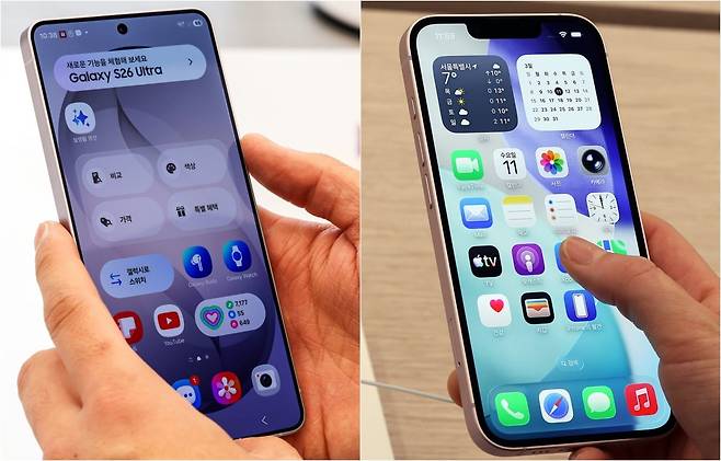 삼성전자의 프리미엄 AI 스마트폰 ‘갤럭시S26 시리즈’와 애플의 보급형 ‘아이폰 17e’.  /사진=뉴스1