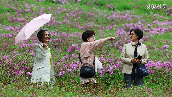 불암산 철쭉제가 열리고 있는 17일 서울 노원구 불암산 힐링타운 철쭉동산을 찾은 시민들이 봄나들이를 즐기고 있다. 정효진 기자