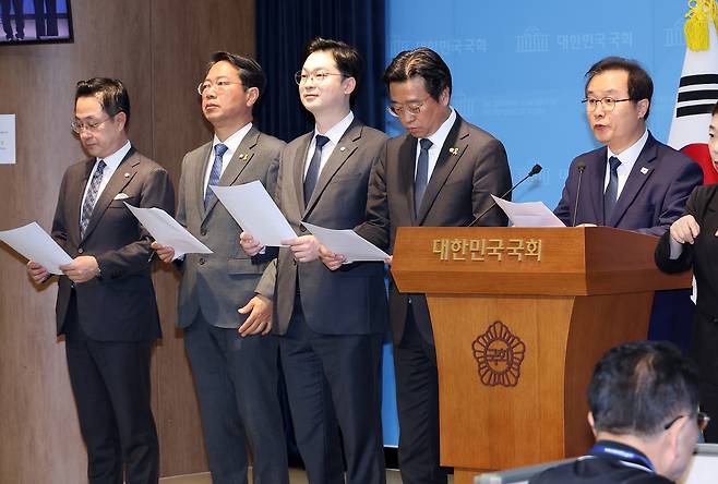 국회 ‘윤석열 정권 정치검찰 조작기소 진상규명을 위한 국정조사 특별위원회’ 소속 더불어민주당·조국혁신당·진보당 의원들이 17일 국회 소통관에서 “어제 청문회를 통해 대장동 사건이 보수언론과 정치검찰에 의해 설계된 조작이었음이 입증됐다”며 “특검을 통해 응분의 책임을 묻겠다”고 밝혔다. 연합뉴스