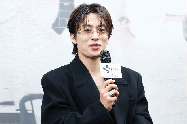 Koo Kyo-hwan speak at the press event for JTBC's new weekend drama "We Are All Trying Here" at the Stanford Hotel in Seoul's Mapo-gu on Friday. (Yonhap)