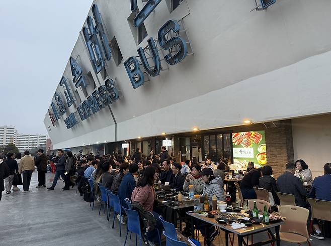 Diners fill the outdoor tables at restaurants located on the rooftop of Seoul Express Bus Terminal in Seocho District, southern Seoul. [WOO JI-WON]