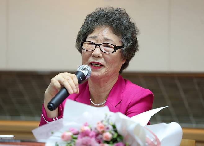 Choi Mal-ja, who was previously found guilty for biting the tongue of a man who attempted to rape her 61 years ago, answers questions at a press conference following a retrial sentencing hearing at the Busan District Court on Sept. 10, 2025. She was acquitted in the retrial. [YONHAP]