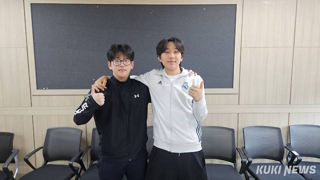 숭문고등학교 2학년 임예찬(왼쪽) 학생과 이선우 학생이 15일 숭문고등학교에서 쿠키뉴스와 인터뷰를 하고 있다. 송한석 기자