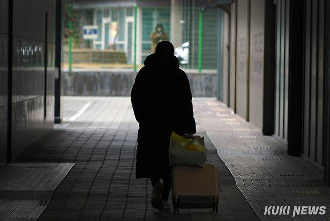 그간 청소년들은 가정폭력, 일방적 지원 중단, 가출 등 다양한 이유로 부모의 지원을 받지 못한 채 제도권 밖으로 떠밀렸다. 이번 제도 개선안을 통해 부모와 연락이 끊긴 청소년들도 생계급여를 지급받을 수 있는 길이 열렸다. 박효상 기자