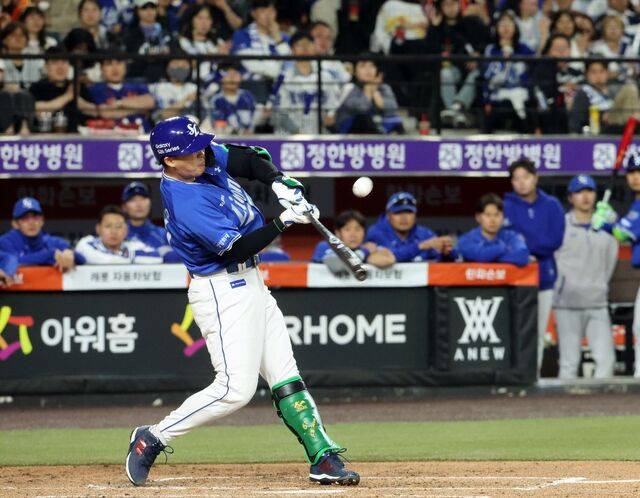 삼성 라이온즈 전병우가 16일 대전 한화생명 볼파크에서 열린 한화 이글스와의 2026 KBO리그 경기에서 3회초 안타를 치고 있다. 연합뉴스