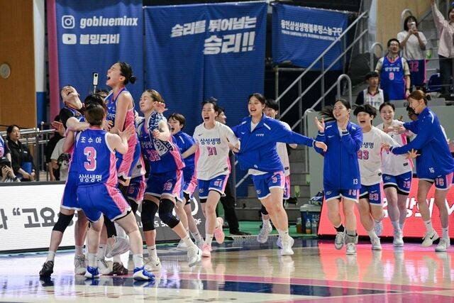 15일 부천 하나은행을 꺾고 환호하는 용인 삼성생명 선수들. WKBL 제공