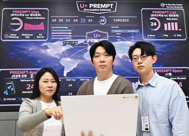 LG유플러스 사이버위협대응팀의 ‘삼총사’로 통하는 이진영(왼쪽부터) 책임, 홍석원 책임, 이지환 선임이 서울 강서구 마곡 사옥 회의실 안 대형 스크린 앞에서 포즈를 취하고 있다. 화면에 보이스피싱, 스팸, 악성앱 감염 관련 각종 데이터가 표시돼 있다. 이한형 기자