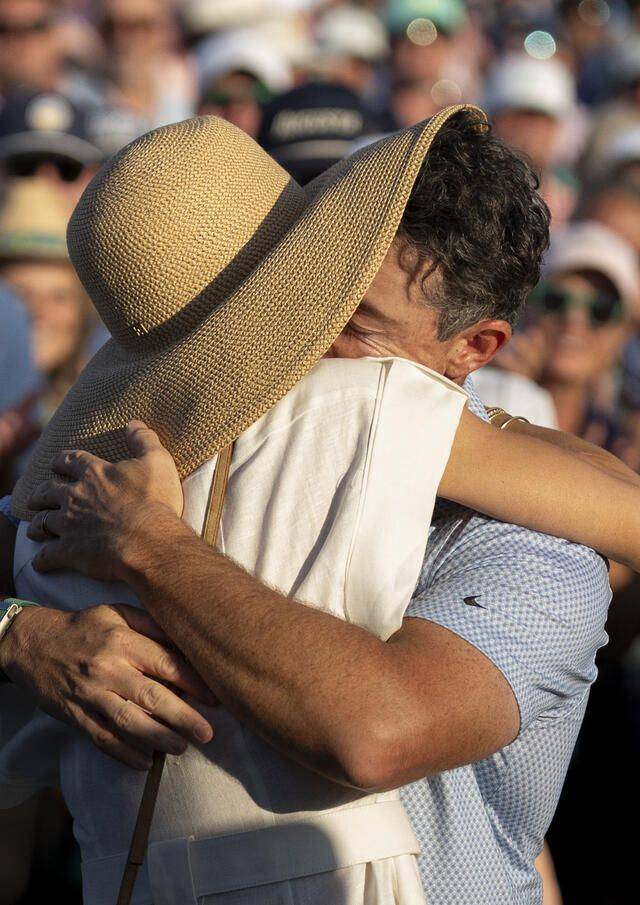 로리 매킬로이가 아내 에리카 스톨과 승리의 포옹을 하고 있다. ANGC