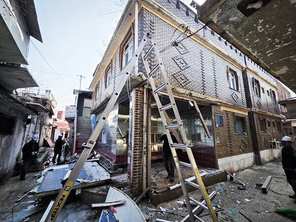 파주시가 연풍리 성매매집결지 위반 건축물에 대해 행정대집행을 하고 있다. 파주시 제공