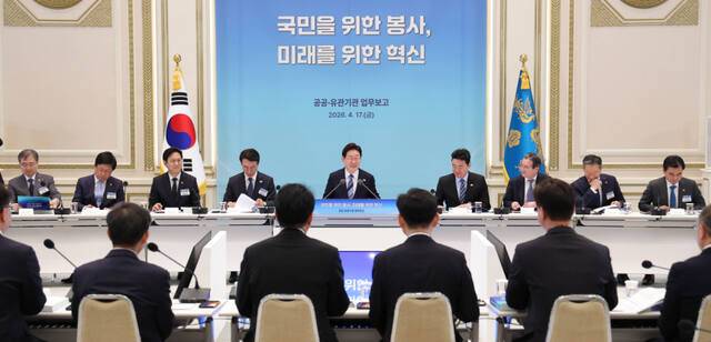 이재명 대통령이 17일 청와대 영빈관에서 열린 공공기관 및 유관기관 업무보고에서 발언하고 있다. 이번 업무보고는 지난해 12월 부처보고에서 제외됐던 36개 공공기관과 66개 유관기관이 대상이다. 연합뉴스