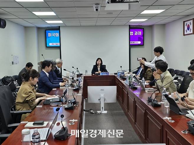 17일 국회의원회관 제3간담회실에서 열린 ‘미국의 스테이블코인 규율체계와 한국 디지털자산 입법 과제’ 세미나에서 안수현 한국외대 교수(가운데)가 좌장을 맡아 패널토론을 진행하고 있다. 전문가들은 원화 스테이블코인의 글로벌 경쟁력 확보를 위한 개방형 인프라 구축을 촉구했다. [사진=안갑성 기자]