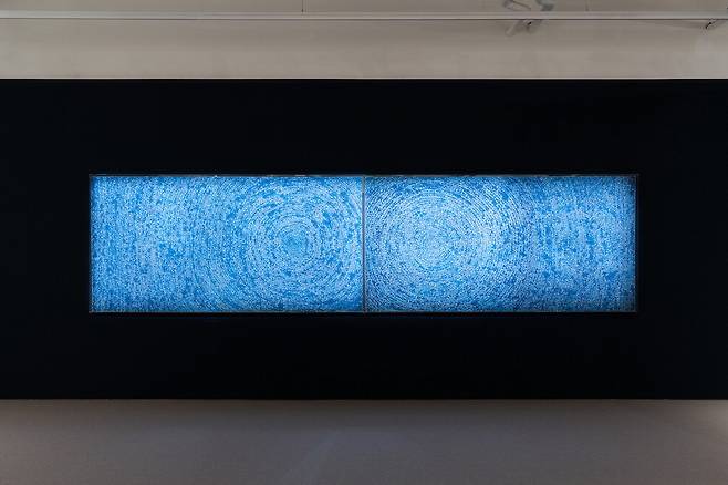 '모더니즘과 도전' 전시에서 두 폭으로 구성된 김환기 '우주'를 가로로 설치해 눈길을 끌고 있다.