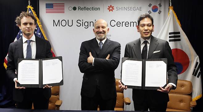 신세계그룹과 리플렉션 AI의 ‘한국 소버린 AI 팩토리 건립을 위한 전략적 파트너십 MOU’ 행사 협약식. (신세계그룹 제공)