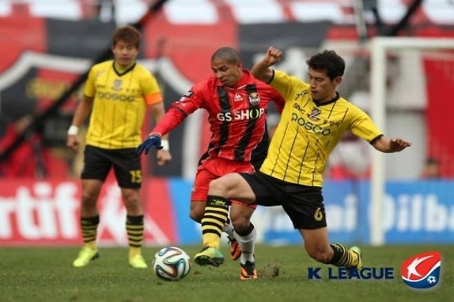 전남 드래곤즈에서 선수로 활약했던 이승희(사진 오른쪽). 사진=한국프로축구연맹