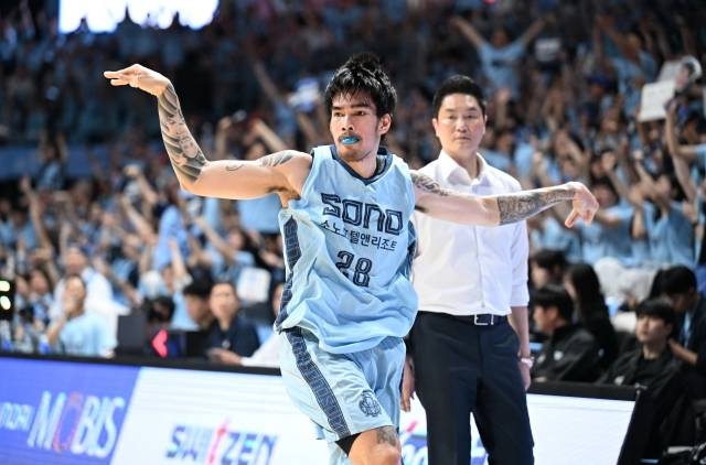 6강 시리즈 내내 흥미로운 순간도 있었다. 지난 2차전, 최원혁이 켐바오의 세리머니를 따라하며 어떻게든 분위기를 가져오려고 했던 것. 이에 켐바오는 3차전 SK 벤치를 향해 세리머니, 답을 하기도 했다. 켐바오는 “최원혁이 내 세리머니를 따라한 걸 알고 있다. 전혀 문제없다. 서로 승부에 집중하다 보니 나올 수 있는 상황이다. 내가 SK 벤치에 세리머니를 한 것도 모멘텀을 지키려는 선택이었다”며 “경기 막판 최원혁이 부상을 당한 걸 알고 있다. 잘 회복되기를 바란다”고 말했다. 사진=KBL 제공