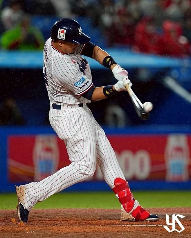 지난 16일 일본 도쿄 메이지 진구 야구장에서 진행된 도쿄 야쿠르트 스왈로즈와 요코하마 DeNA 베이스타즈의 경기 8회에 타석에 오른 호세 오수나가 배트를 휘두른 뒤 놓쳐 카와카미 타쿠토 주심이 왼쪽 옆머리를 맞는 사고가 발생했다. /사진=야쿠르트 스왈로즈 공식 SNS(소셜미디어)