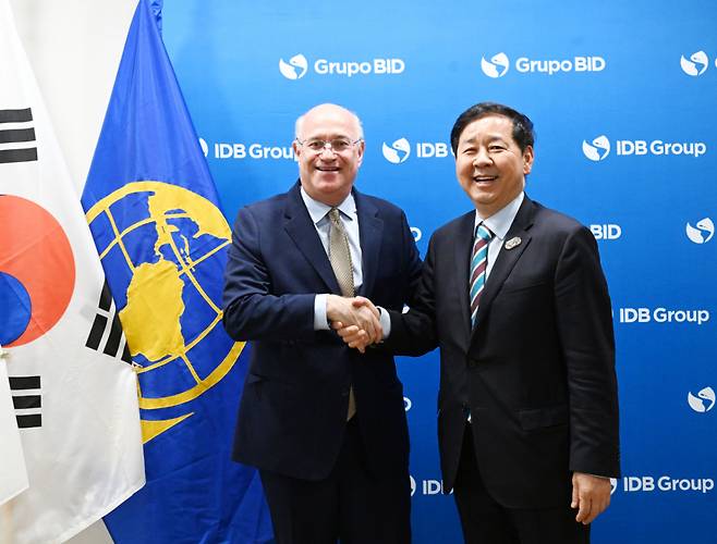 주요 20개국(G20) 재무장관회의 및 국제통화기금(IMF)/세계은행(WB) 춘계회의 참석차 미국 워싱턴D.C.를 방문 중인 구윤철 부총리 겸 재정경제부 장관이 4월 16일(현지시간) 세계은행(WB)에서 일랑 고우드파잉 미주개발은행(IDB) 총재와 면담에 앞서 악수하며 기념사진을 찍고 있다./사진제공=재경부