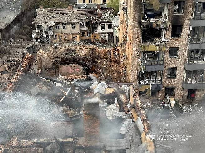 우크라이나 드니프로에 위치한 아파트가 러시아 공습으로 무너진 모습. 해당 사진은 16일(현지시간) 우크라이나 군이 배포했다./로이터=뉴스1