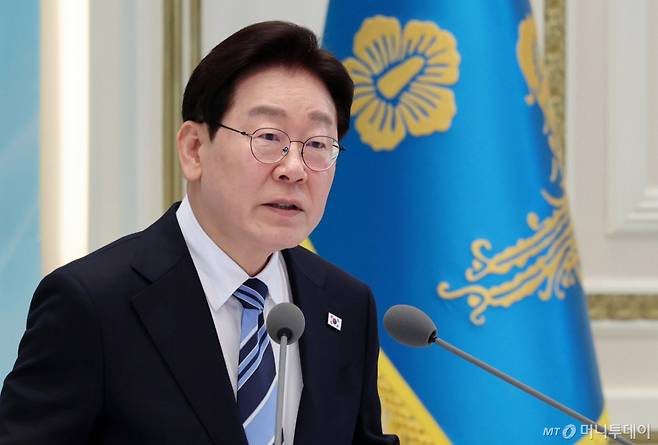 [서울=뉴시스] 고범준 기자 = 이재명 대통령이 17일 청와대에서 열린 공공기관 및 유관기관 업무보고에서 발언하고 있다. (청와대통신사진기자단) 2026.04.17. bjko@newsis.com /사진=