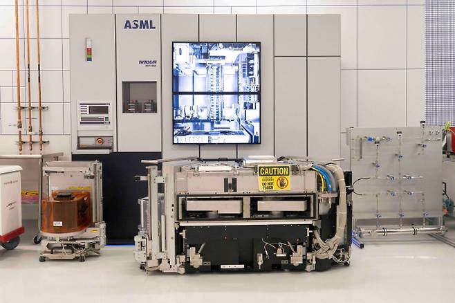 ASML 주가는 1분기 실적발표 이후 약세다. 사진은 미국 피닉스에서 개최된 ASML의 기술 교육 아카데미에서 공개된 DUV(심자외선) 스캐너용 웨이퍼 적재 로봇. /로이터=뉴스1