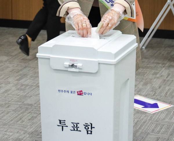 병무청(청장 홍소영)은 오는 6월 3일 실시되는 제9회 전국동시지방선거를 앞두고 입영 청년들이 투표권을 행사할 수 있도록 입영일자별 맞춤 안내를 실시한다고 밝혔다. 사진은 2022년 대통령선거 투표함. 뉴시스 제공