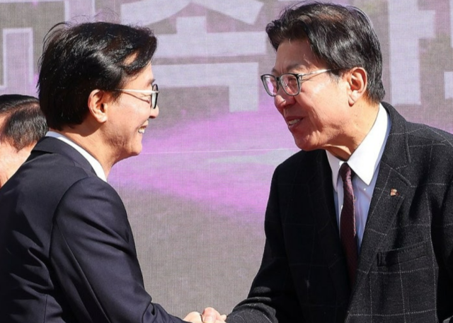 박형준(오른쪽) 부산시장과 전재수 더불어민주당 의원. 연합뉴스