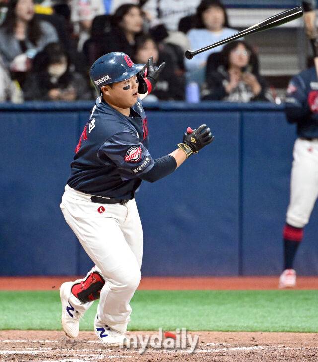 2026년 4월 12일 오후 서울 고척스카이돔에서 열린 '2026 신한 SOL KBO리그' 롯데 자이언츠와 키움 히어로즈의 경기. 롯데 한동희가 6회초 1사 1루서 2루수 앞 병살타를 치고 있다./마이데일리