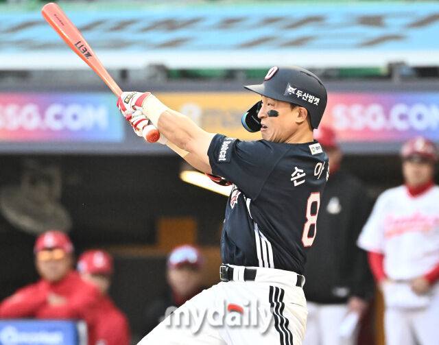 15일 오후 인천 SSG랜더스필드에서 진행된 '2026 프로야구 KBO리그' SSG랜더스와 두산베어스의 경기. 두산 손아섭이 1회초 1사에서 안타를 치고 있다./마이데일리